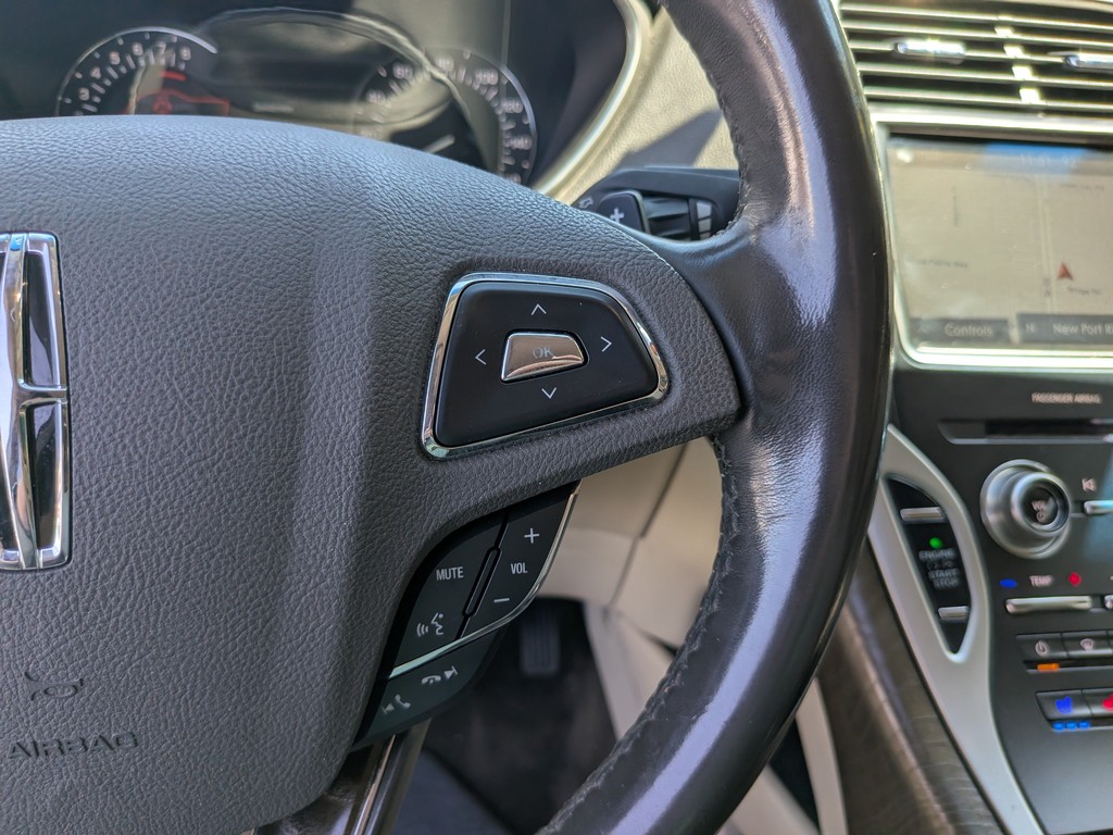Lincoln MKX Vehicle Full-screen Gallery Image 30