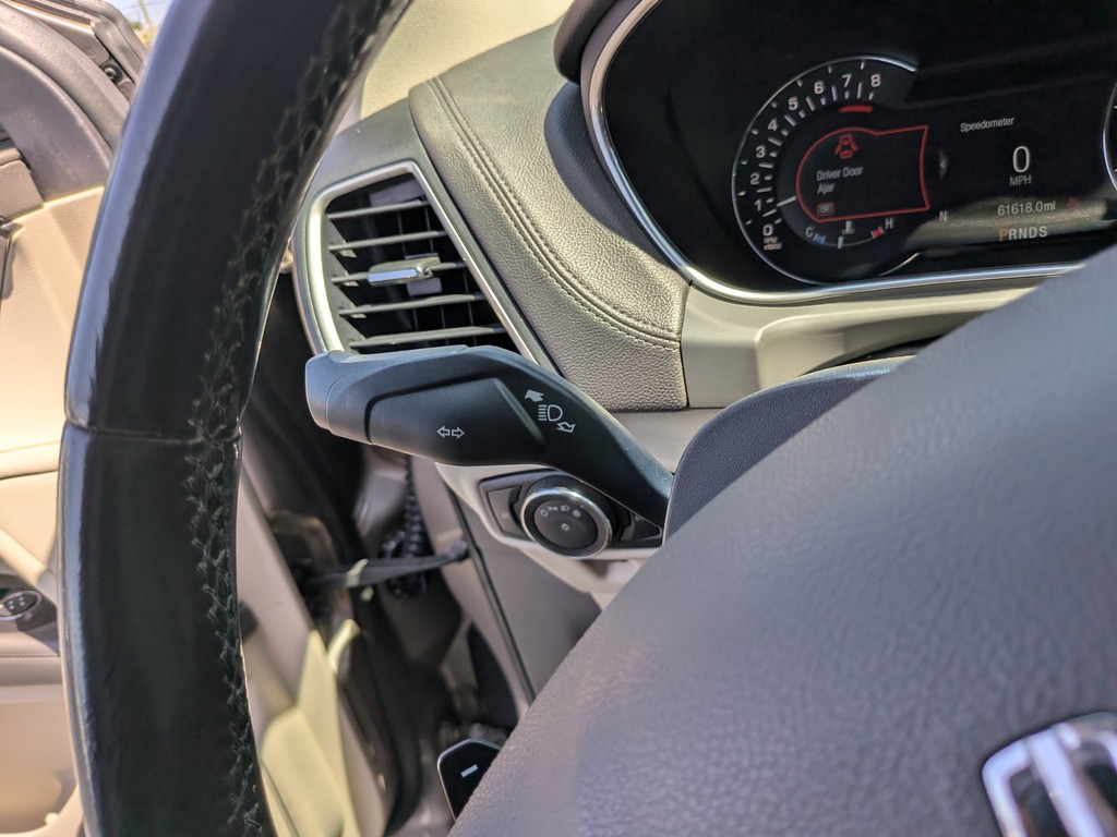 Lincoln MKX Vehicle Full-screen Gallery Image 31