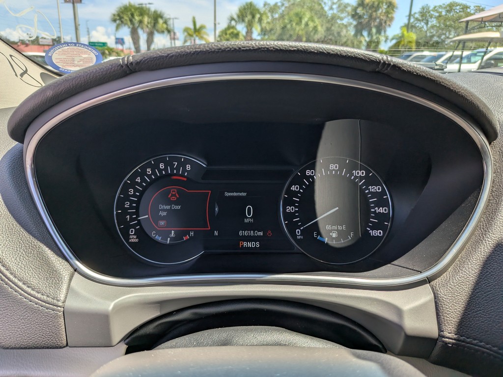 Lincoln MKX Vehicle Full-screen Gallery Image 33