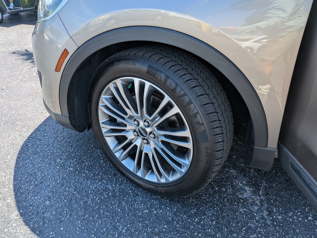 Lincoln MKX Vehicle Full-screen Gallery Image 34