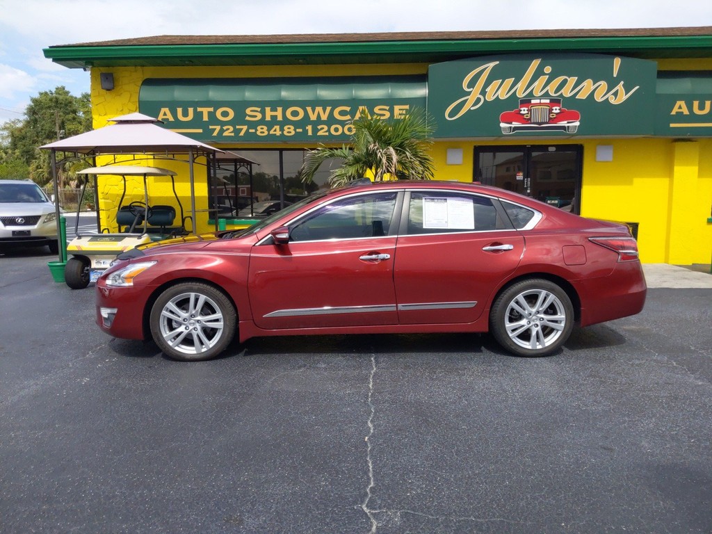 Nissan Altima Vehicle Full-screen Gallery Image 02