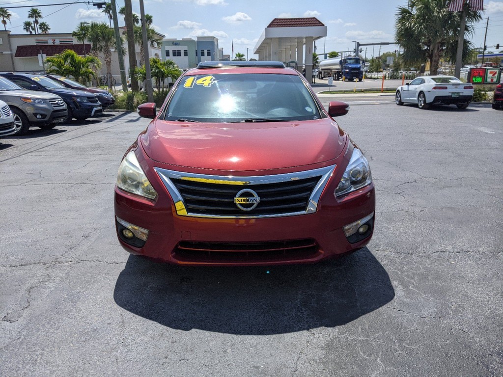 Nissan Altima Vehicle Full-screen Gallery Image 03