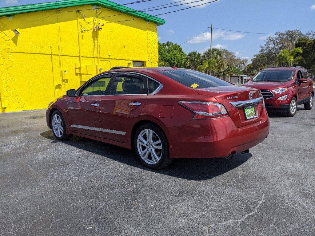 Nissan Altima Vehicle Full-screen Gallery Image 04