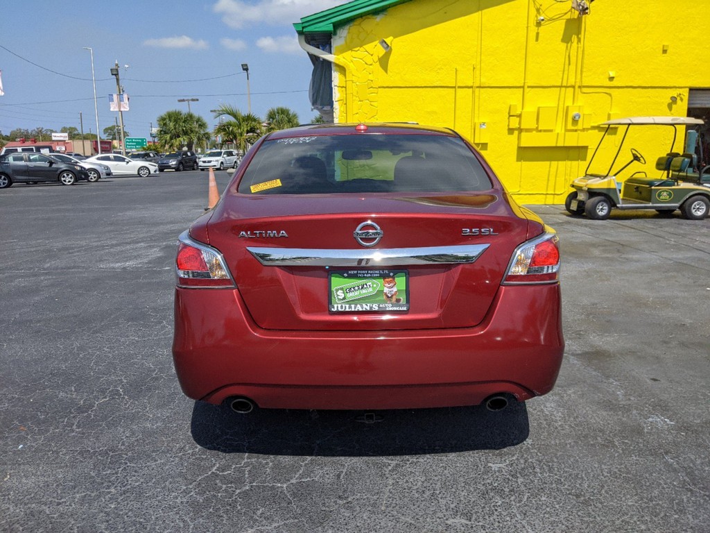 Nissan Altima Vehicle Full-screen Gallery Image 05