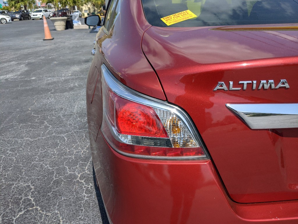 Nissan Altima Vehicle Full-screen Gallery Image 07