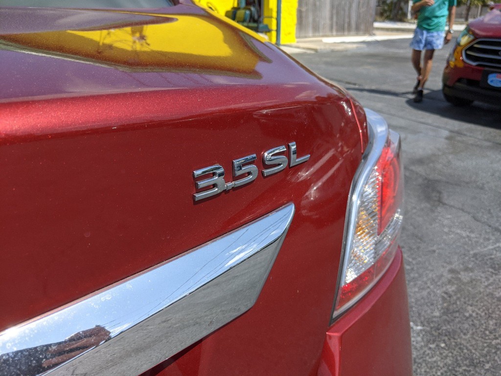 Nissan Altima Vehicle Full-screen Gallery Image 08