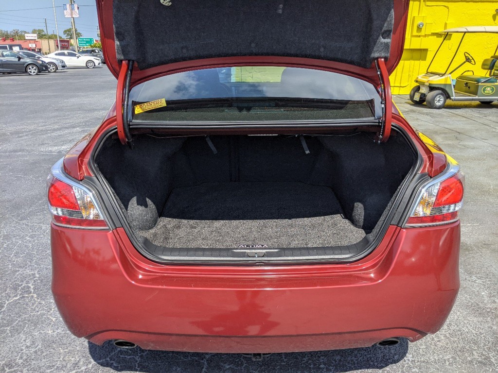 Nissan Altima Vehicle Full-screen Gallery Image 09