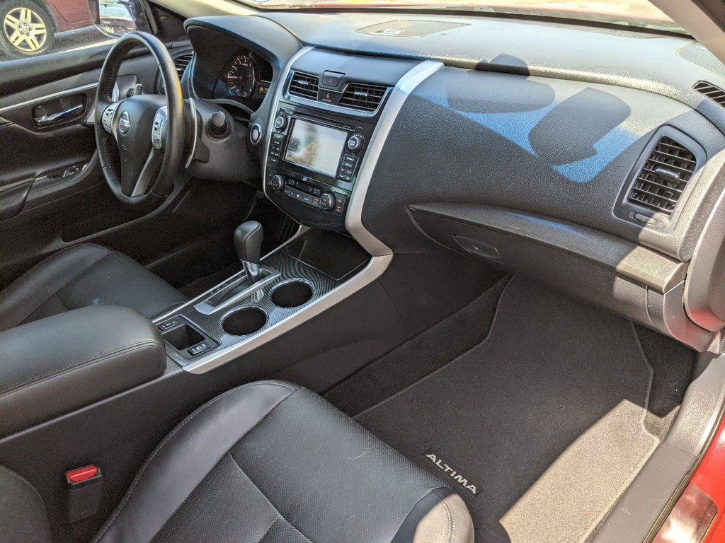 Nissan Altima Vehicle Full-screen Gallery Image 10
