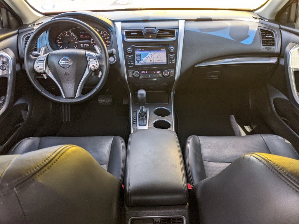 Nissan Altima Vehicle Full-screen Gallery Image 11