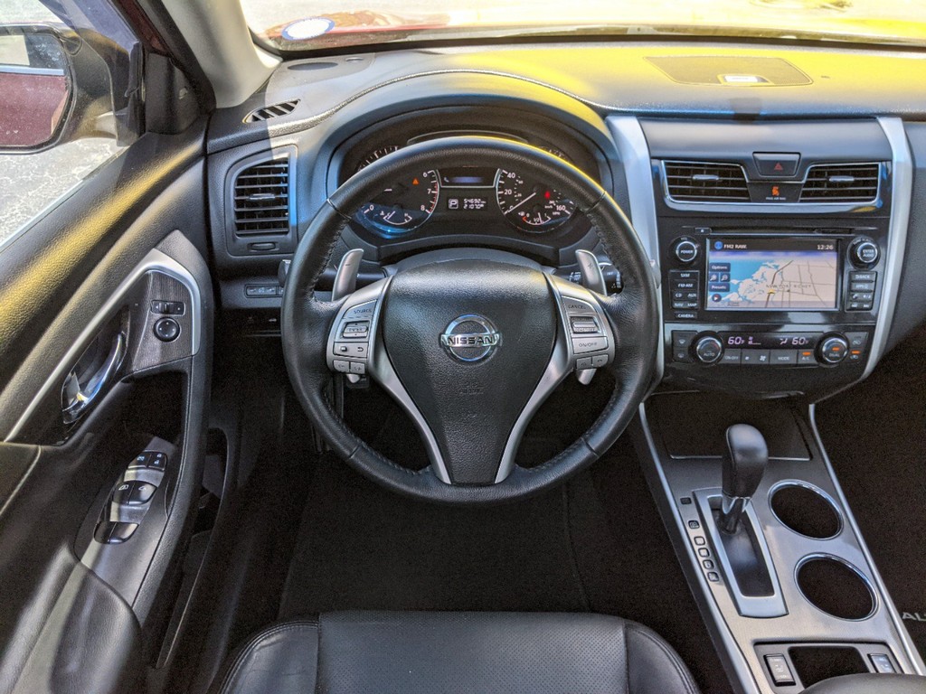 Nissan Altima Vehicle Full-screen Gallery Image 12