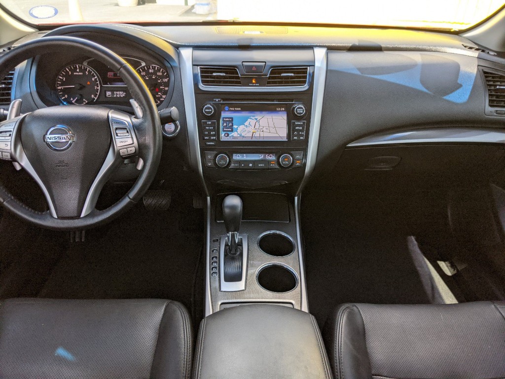 Nissan Altima Vehicle Full-screen Gallery Image 13