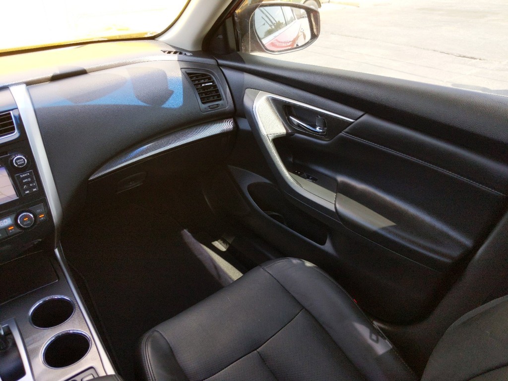 Nissan Altima Vehicle Full-screen Gallery Image 14