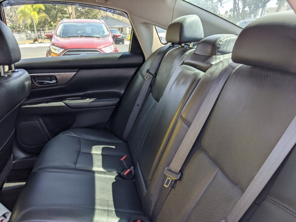 Nissan Altima Vehicle Full-screen Gallery Image 15