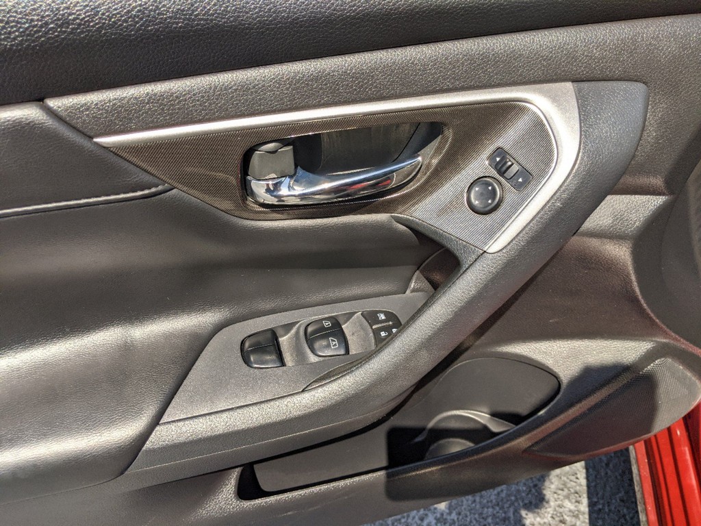 Nissan Altima Vehicle Full-screen Gallery Image 16