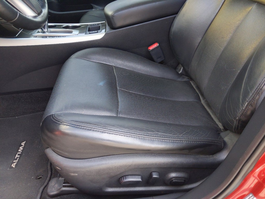 Nissan Altima Vehicle Full-screen Gallery Image 17