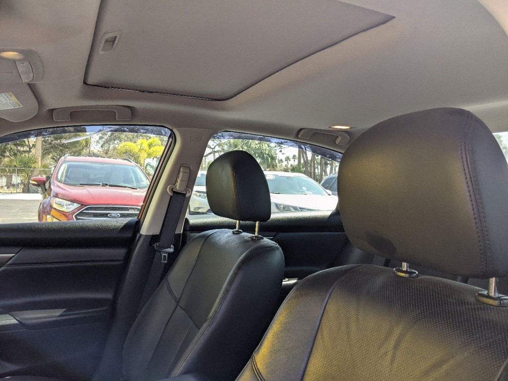 Nissan Altima Vehicle Full-screen Gallery Image 18