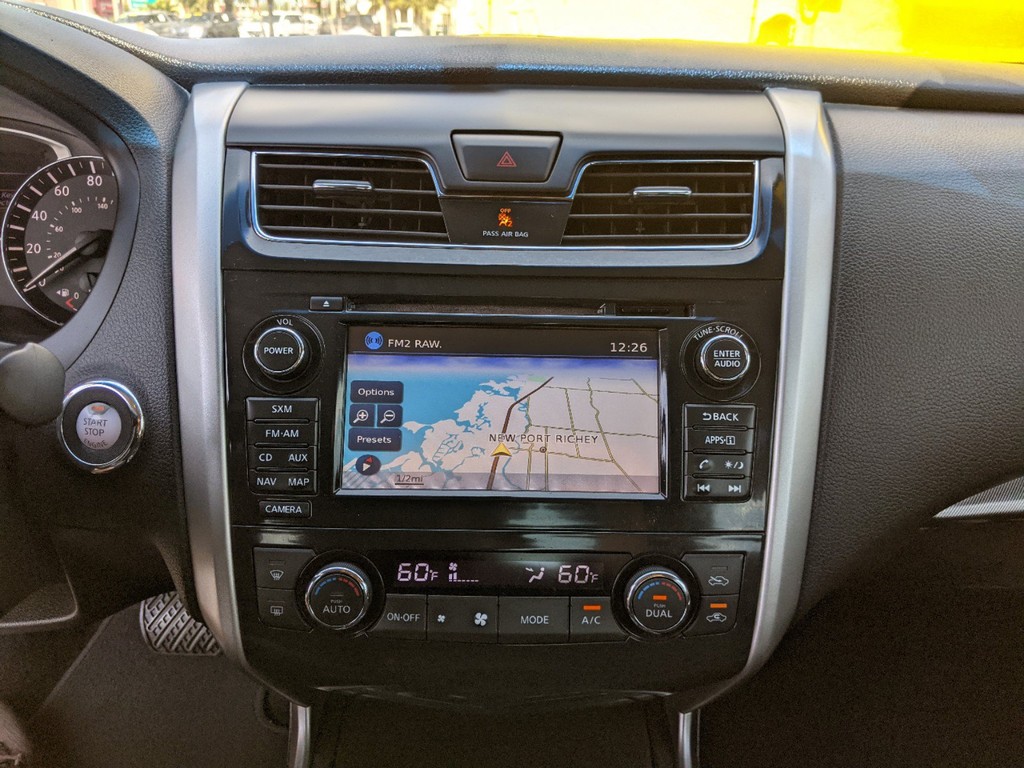Nissan Altima Vehicle Full-screen Gallery Image 19