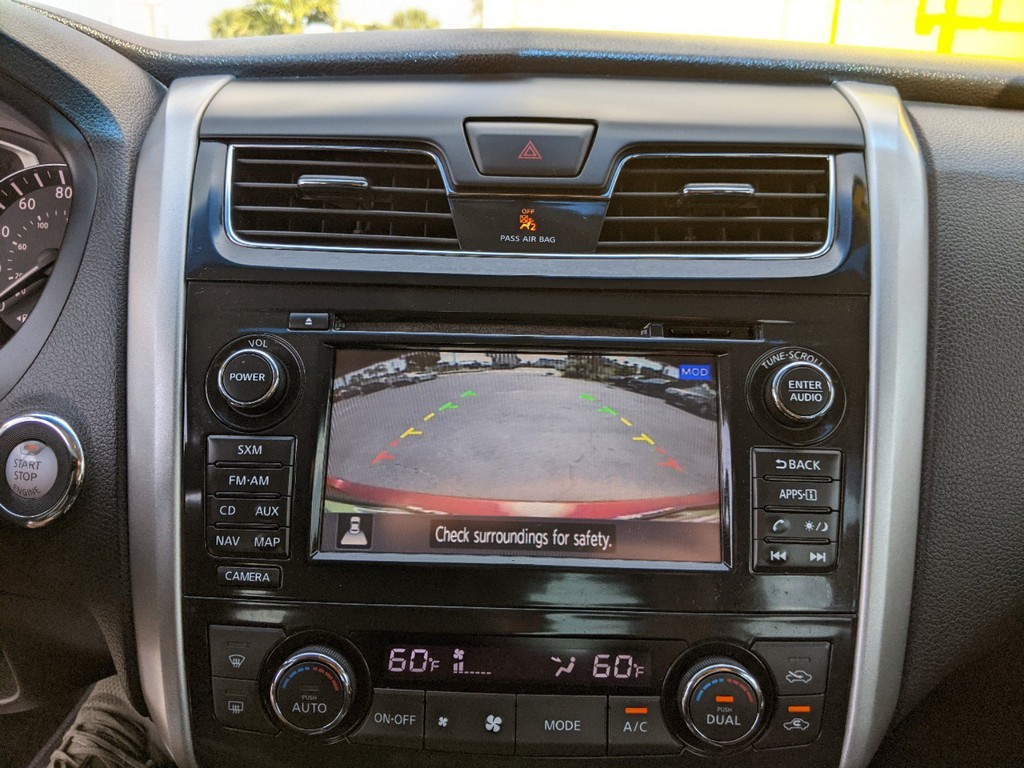 Nissan Altima Vehicle Full-screen Gallery Image 20