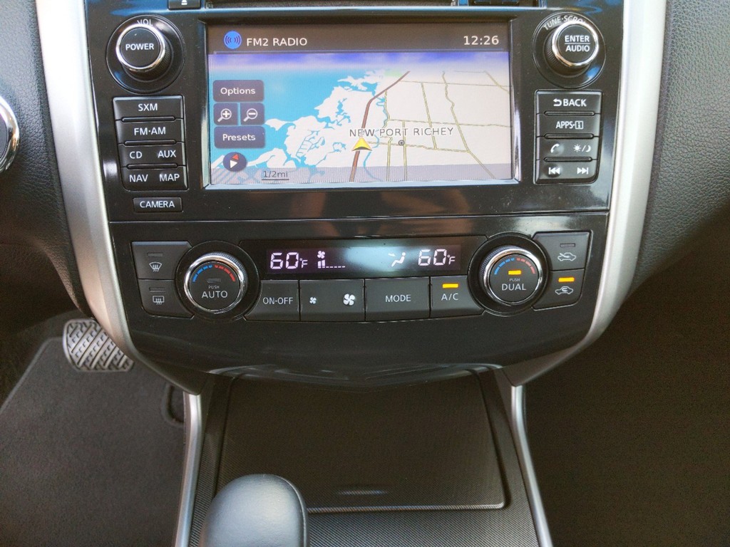 Nissan Altima Vehicle Full-screen Gallery Image 21