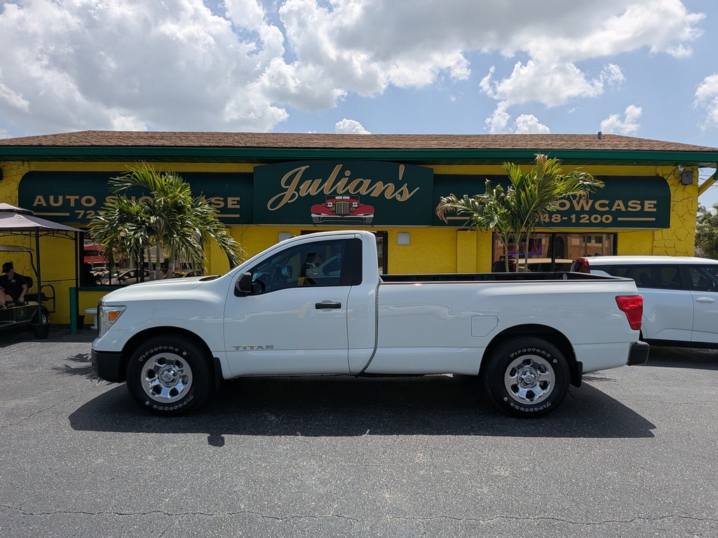 Nissan Titan Vehicle Full-screen Gallery Image 02
