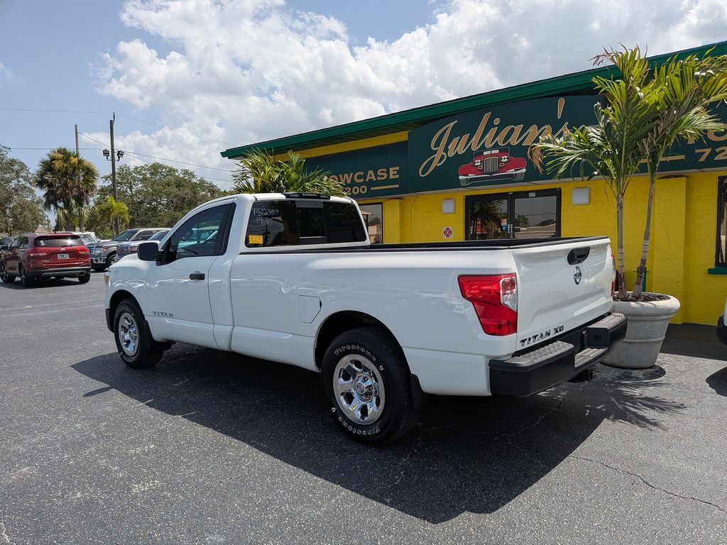 Nissan Titan Vehicle Full-screen Gallery Image 03