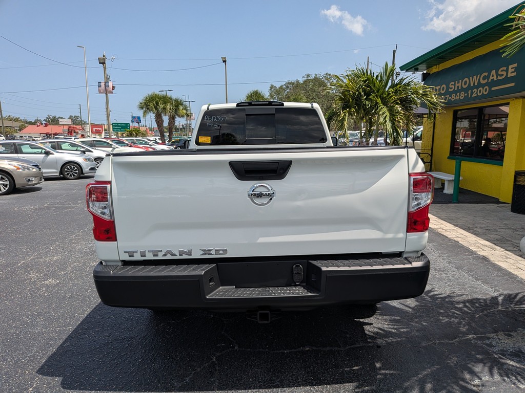 Nissan Titan Vehicle Full-screen Gallery Image 04