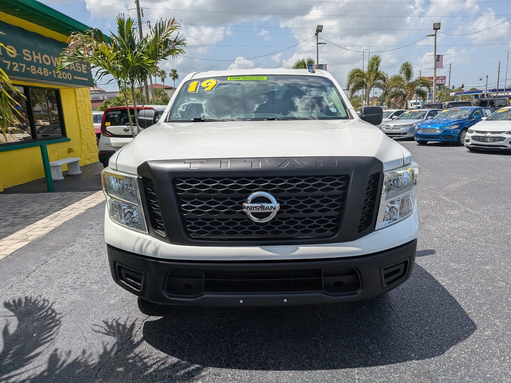 Nissan Titan Vehicle Full-screen Gallery Image 05