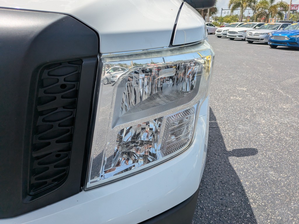 Nissan Titan Vehicle Full-screen Gallery Image 06