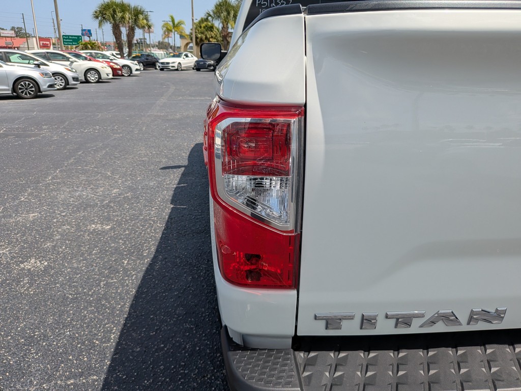 Nissan Titan Vehicle Full-screen Gallery Image 07