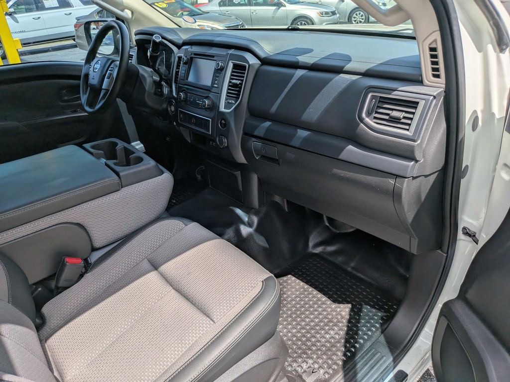 Nissan Titan Vehicle Full-screen Gallery Image 09