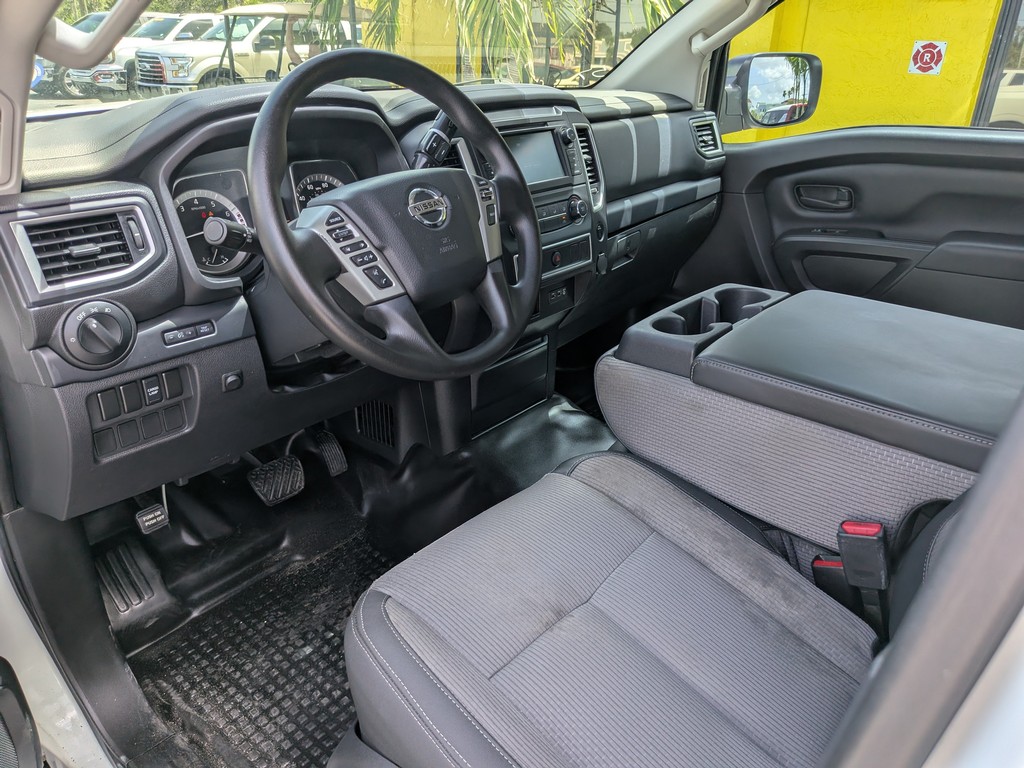 Nissan Titan Vehicle Full-screen Gallery Image 10