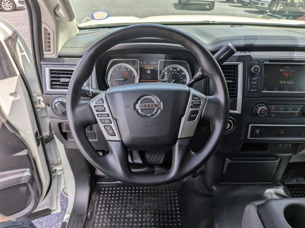 Nissan Titan Vehicle Full-screen Gallery Image 11