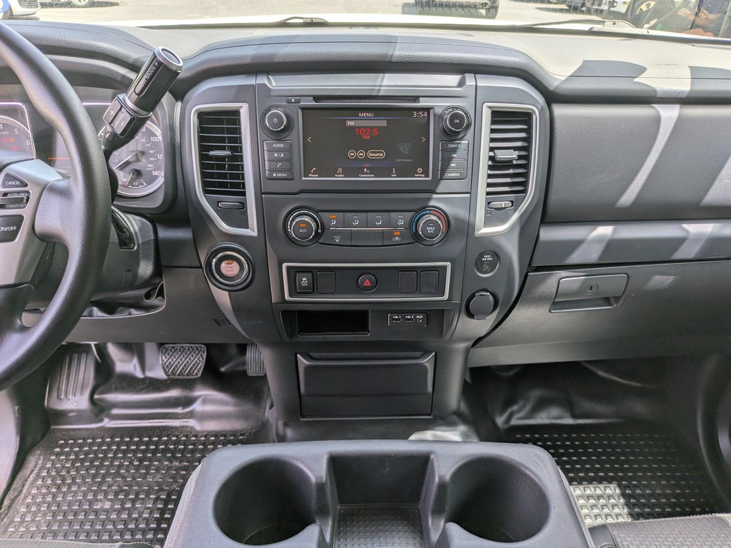 Nissan Titan Vehicle Full-screen Gallery Image 12