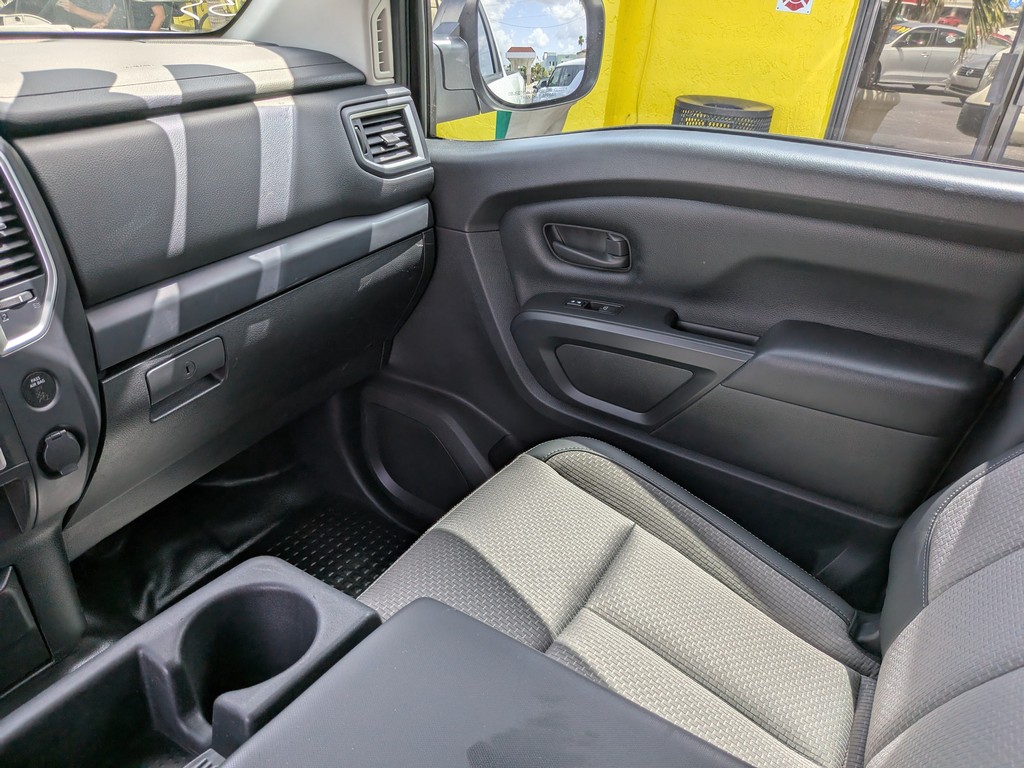 Nissan Titan Vehicle Full-screen Gallery Image 13