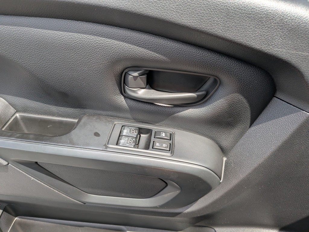 Nissan Titan Vehicle Full-screen Gallery Image 14