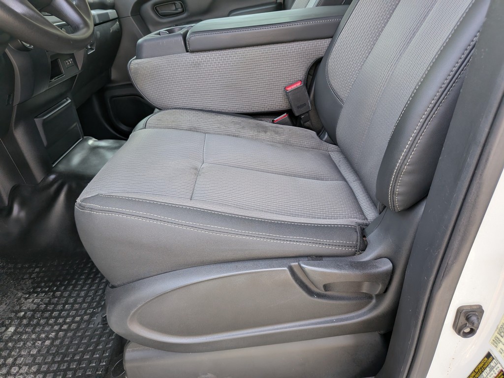 Nissan Titan Vehicle Full-screen Gallery Image 15