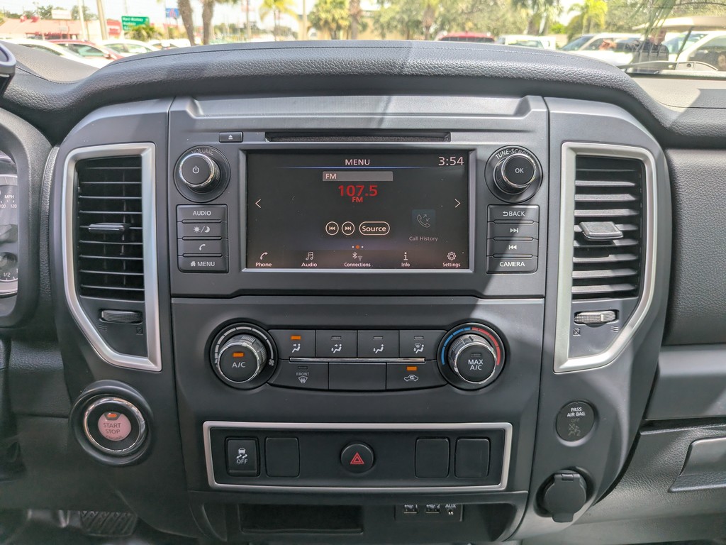 Nissan Titan Vehicle Full-screen Gallery Image 17