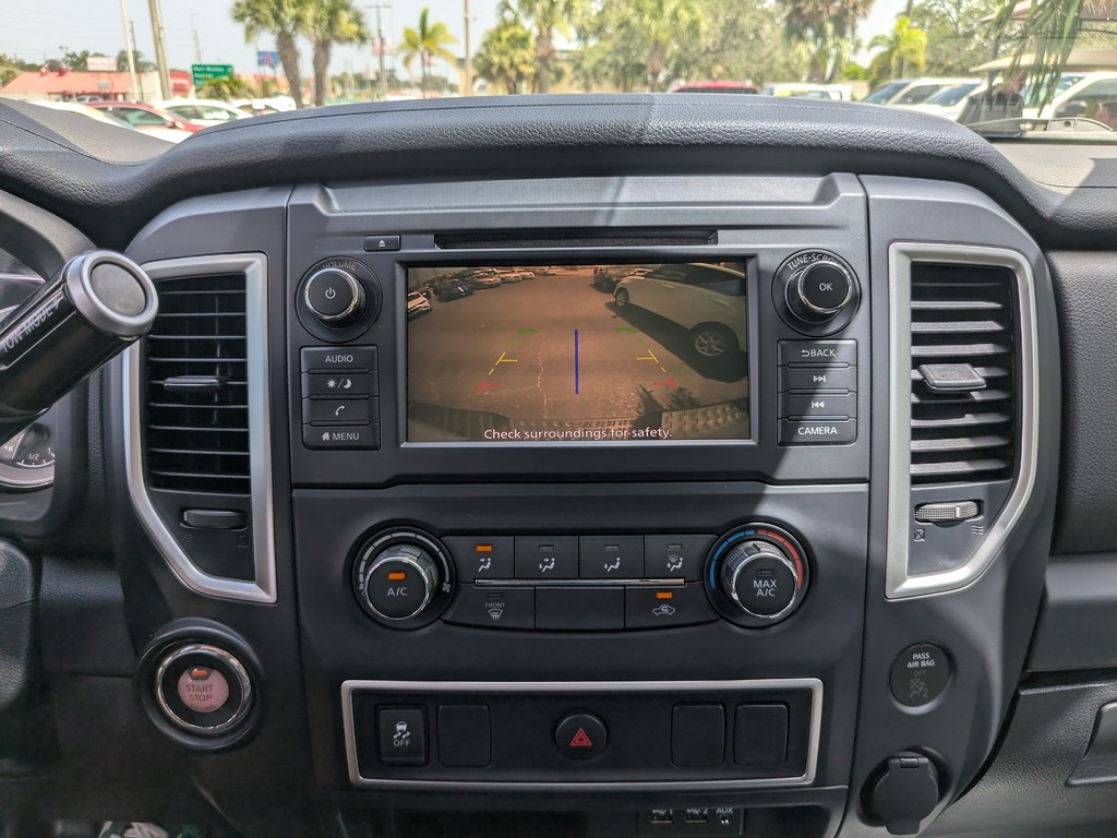 Nissan Titan Vehicle Full-screen Gallery Image 18