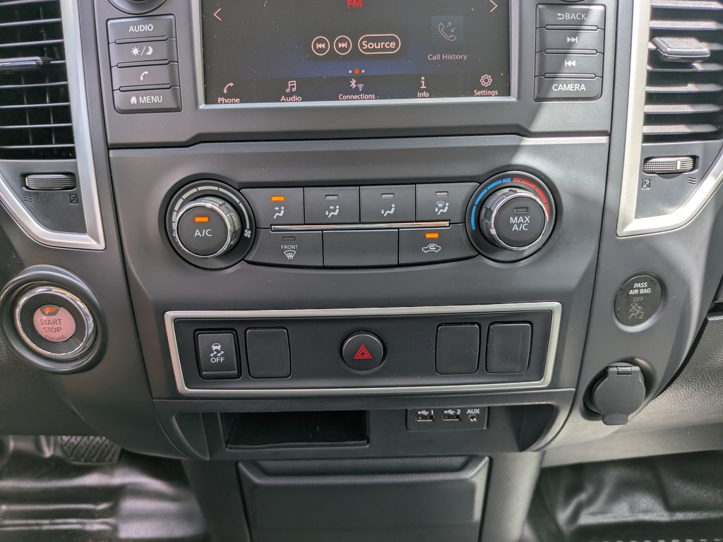 Nissan Titan Vehicle Full-screen Gallery Image 19