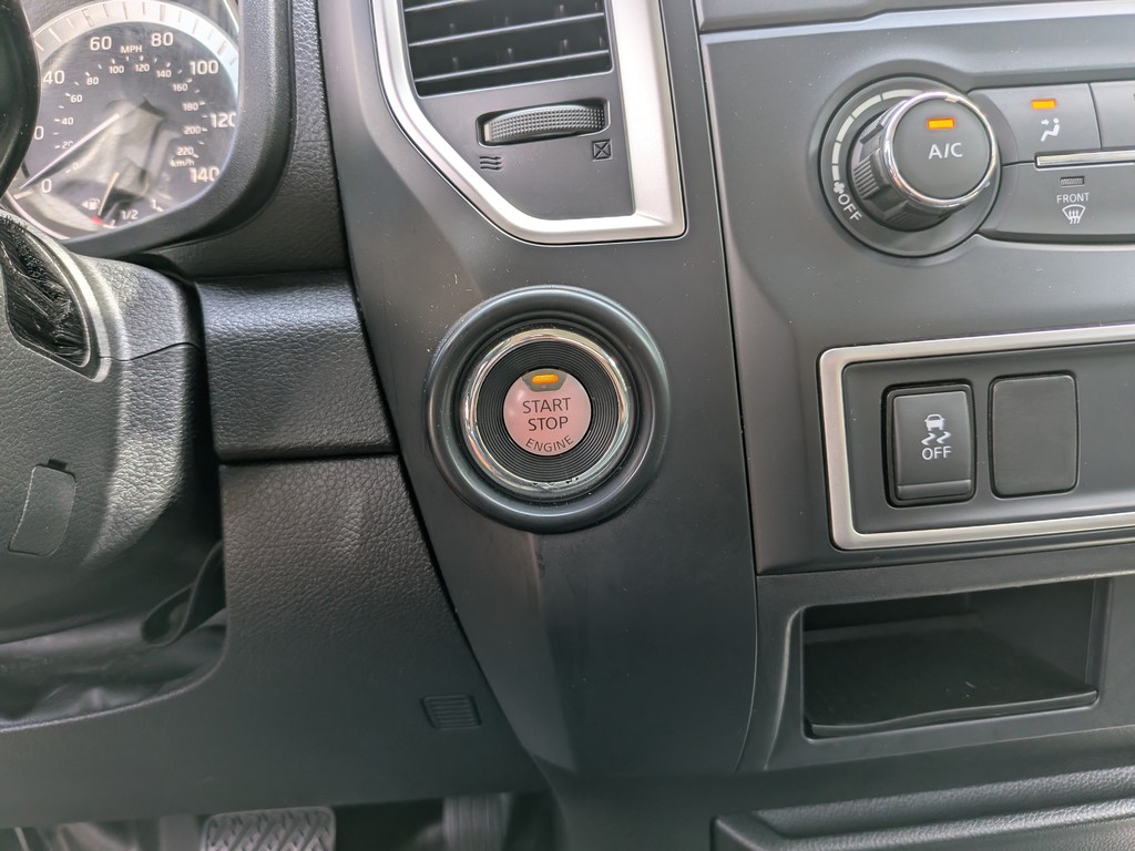 Nissan Titan Vehicle Full-screen Gallery Image 20
