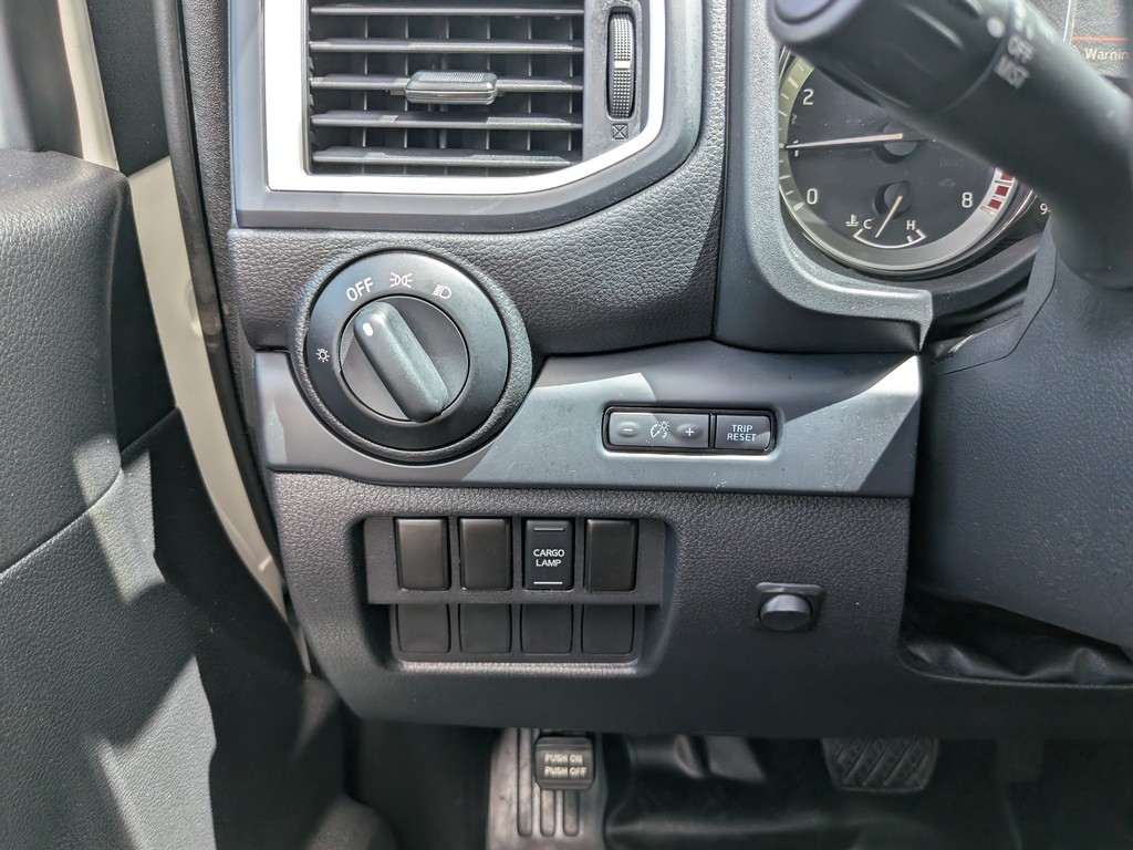 Nissan Titan Vehicle Full-screen Gallery Image 21