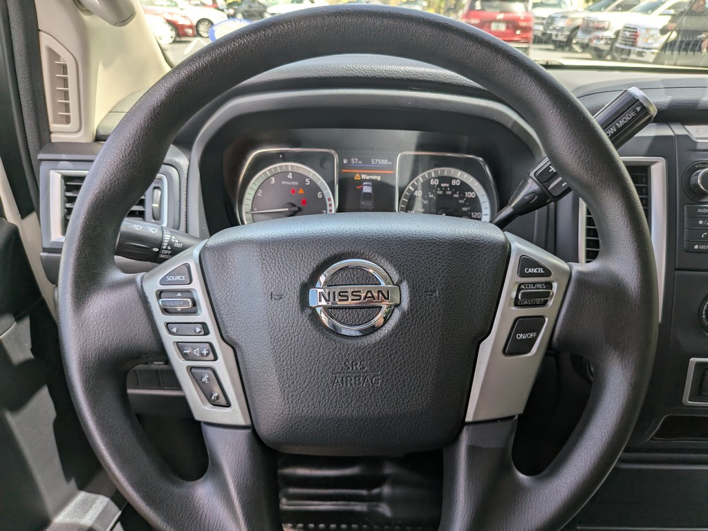 Nissan Titan Vehicle Full-screen Gallery Image 22