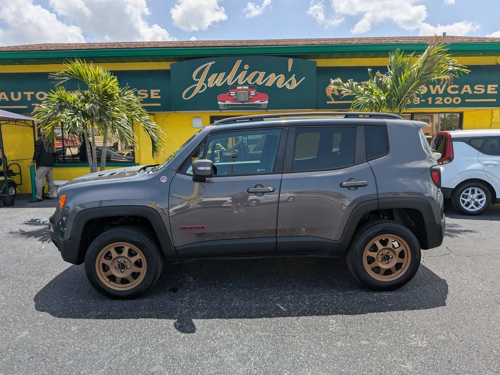 Jeep Renegade Vehicle Full-screen Gallery Image 02