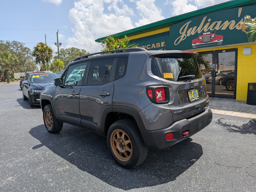 Jeep Renegade Vehicle Full-screen Gallery Image 03
