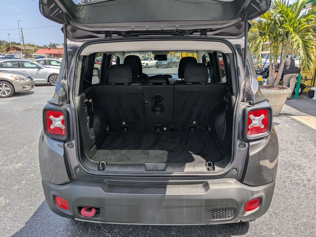 Jeep Renegade Vehicle Full-screen Gallery Image 11