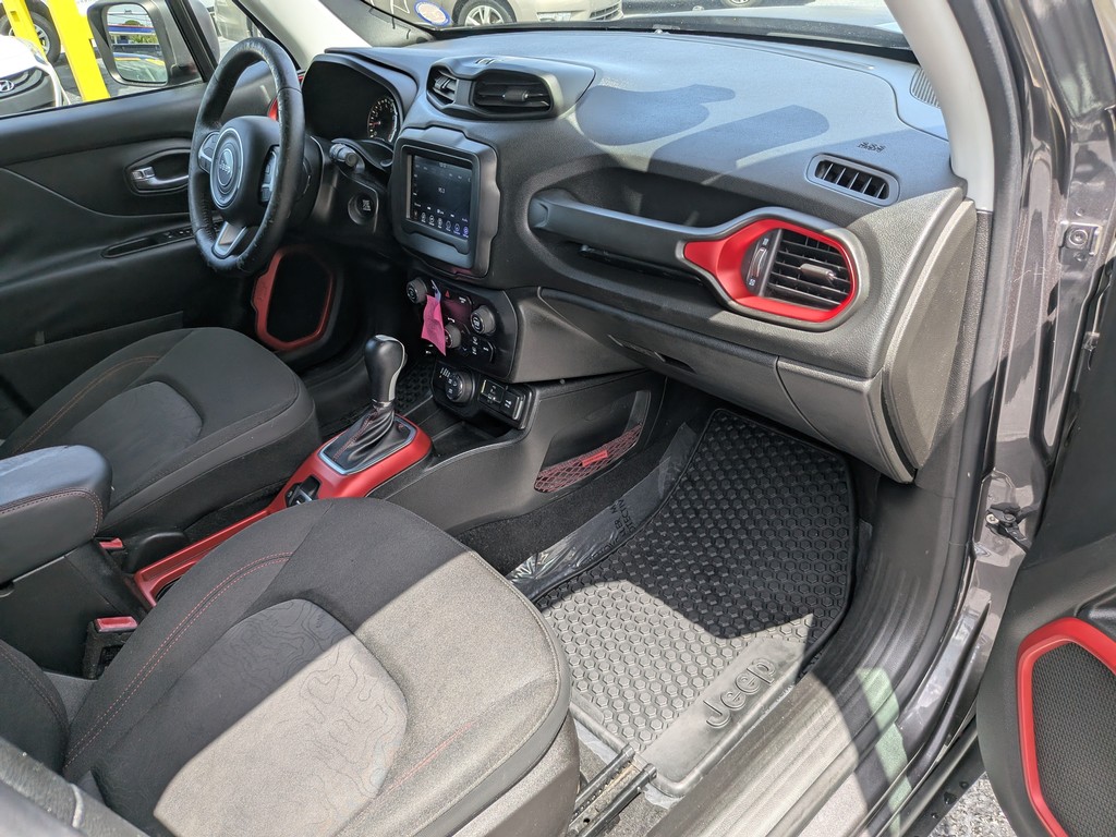 Jeep Renegade Vehicle Full-screen Gallery Image 12