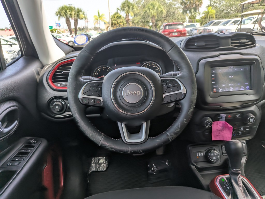 Jeep Renegade Vehicle Full-screen Gallery Image 14