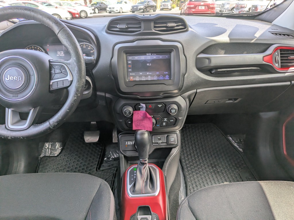 Jeep Renegade Vehicle Full-screen Gallery Image 15