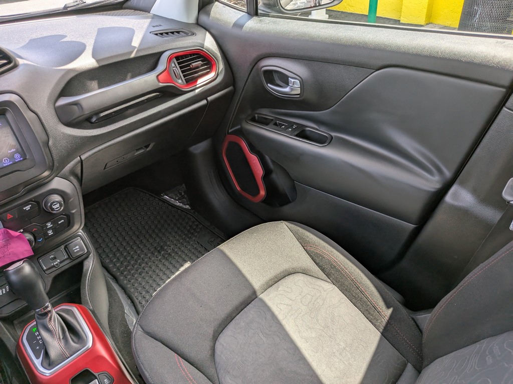 Jeep Renegade Vehicle Full-screen Gallery Image 16