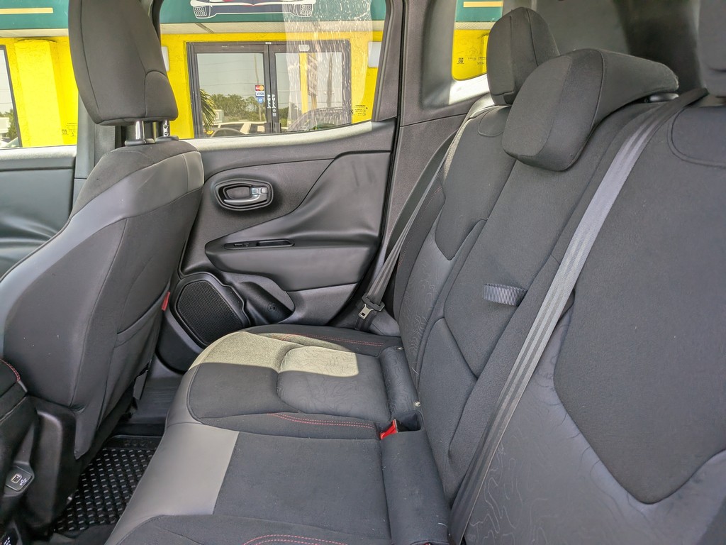 Jeep Renegade Vehicle Full-screen Gallery Image 17